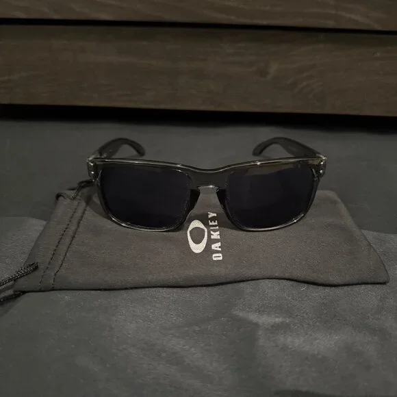 Oakley Holbrook Smoke Gray Polished Mens Sunglasses 9102 Black Lenses - Picture 7 of 8